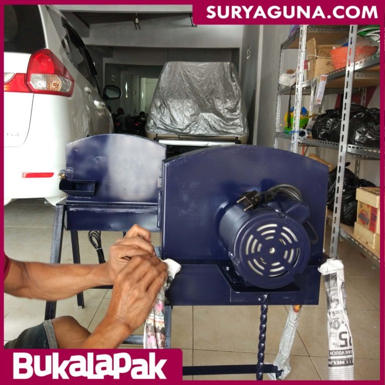 Mesin Pencacah Pakan Ternak Mini Praktis Digunakan - SuryaGuna.com